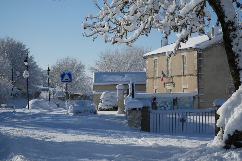 Rue de Moragne sous la neige avec la mairie en arrière-plan